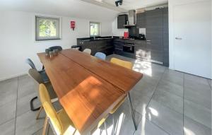 Una cocina con una mesa y sillas de madera. en Geheim Van Otterlo, en Otterlo