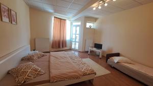 a room with two beds and a television in it at Erika Panzió in Ditrău