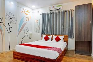 Postel nebo postele na pokoji v ubytování Hotel O Aru Sai