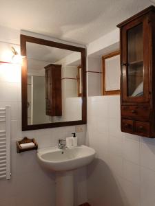 un baño con lavabo y espejo en The saxe relax in the mountain, en Courmayeur