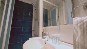 Ένα μπάνιο στο STAY Paphos Beyond Studio +20 φωτογραφίες