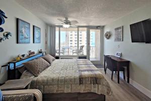 Μια τηλεόραση ή/και κέντρο ψυχαγωγίας στο Pirates Cove Condo Unit #603