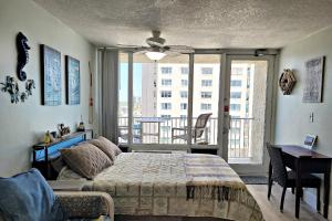 Ένα ή περισσότερα κρεβάτια σε δωμάτιο στο Pirates Cove Condo Unit #603