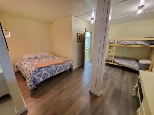 um quarto com uma cama e um beliche em Orca Inn em Alert Bay mais 31 fotografias