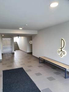 un pasillo vacío con un banco en un edificio en Уютная квартира студия в новом проекте в Риге, en Riga