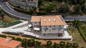 an overhead view of a house with a roof at B&B Bellaria Rooms in Longbardi
