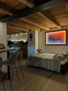 a bedroom with a bed and a table and a table and chairs at La famille d'Evian in Villeneuve