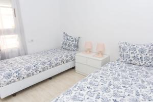 Postel nebo postele na pokoji v ubytování Ocean Front Teneriffa 2 Bedroom Penthouse Costa Adeje