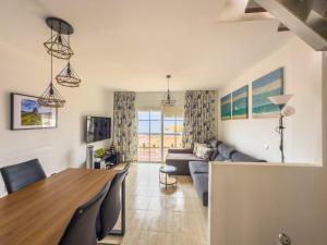 TV a/nebo společenská místnost v ubytování Ocean Front Teneriffa 2 Bedroom Penthouse Costa Adeje