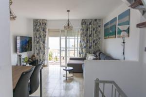 TV a/nebo společenská místnost v ubytování Ocean Front Teneriffa 2 Bedroom Penthouse Costa Adeje