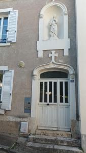 een kerk met een standbeeld boven een deur bij Amboise et Volupté centre-ville in Amboise