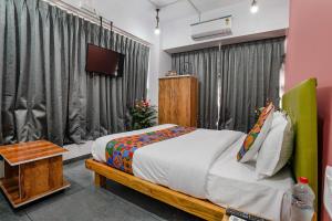Postel nebo postele na pokoji v ubytování Hotel Skycity, Best Luxurious Hotel AC Rooms In Surat