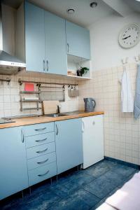 Kuchyňa alebo kuchynka v ubytovaní Zielona parcela + 24 fotografií
