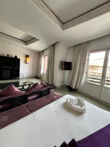 Postel nebo postele na pokoji v ubytování La Renaissance hôtel Marrakech