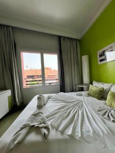 Postel nebo postele na pokoji v ubytování La Renaissance hôtel Marrakech