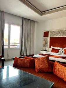 Postel nebo postele na pokoji v ubytování La Renaissance hôtel Marrakech