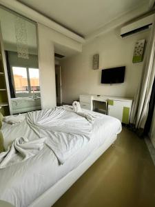 Postel nebo postele na pokoji v ubytování La Renaissance hôtel Marrakech