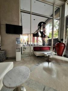 TV a/nebo společenská místnost v ubytování La Renaissance hôtel Marrakech