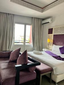 Postel nebo postele na pokoji v ubytování La Renaissance hôtel Marrakech