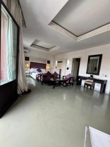 Postel nebo postele na pokoji v ubytování La Renaissance hôtel Marrakech