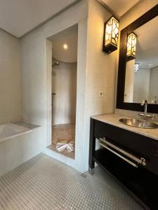 Postel nebo postele na pokoji v ubytování La Renaissance hôtel Marrakech