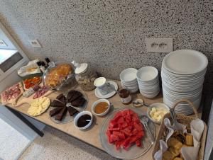une table avec des plaques de cuisson au-dessus dans l'établissement Agriturismo Villa di Modolo - Cortile della Latteria, à Belluno 44 autres photos