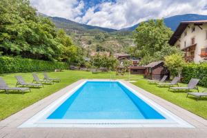 een zwembad in de tuin van een huis bij Residence Schnatzhof in Silandro
