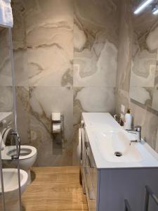 een badkamer met wastafel en toilet bij Casa SoleLuna in Santa Marinella