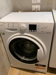 een witte wasmachine in een kamer bij Casa SoleLuna in Santa Marinella