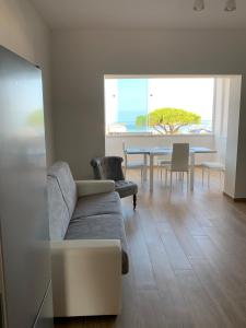 een woonkamer met een bank en een tafel bij Casa SoleLuna in Santa Marinella