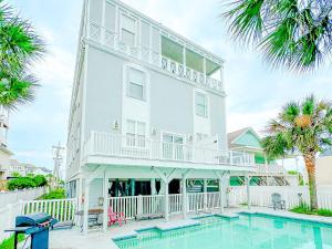 La alberca dentro o cerca de Exclusive Ocean View Beach Castle w Pool Grill Pool Table
