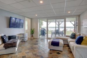 a living room with couches and a flat screen tv at La vie O-Lac Magog in Sherbrooke