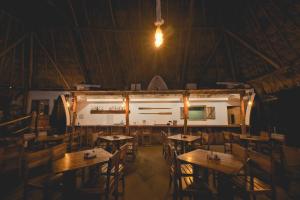 Ein Restaurant oder anderes Speiselokal in der Unterkunft Sotavento Hotel & Yacht Club 