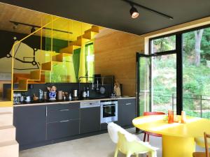 Η κουζίνα ή μικρή κουζίνα στο Burgstrasse Apartment Ost mit Garten und Sauna +30 φωτογραφίες