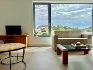 ein Wohnzimmer mit Sofa und Tisch in der Unterkunft Het Duintje in Egmond aan Zee