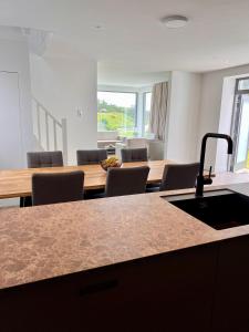 Zimmer mit einem Tisch und Stühlen sowie einem Tisch und einer Theke in der Unterkunft Het Duintje in Egmond aan Zee