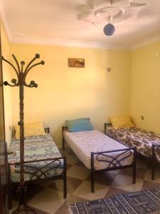 a room with two beds in a room at Le Garden Ghardaia in Ghardaïa