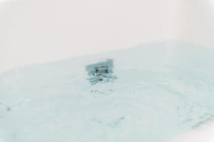 モノーポリにあるAlmamì Chambreの雪の中の金属物体のクローズアップ