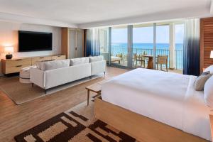 TV a/nebo společenská místnost v ubytování The Ritz-Carlton O'ahu, Turtle Bay