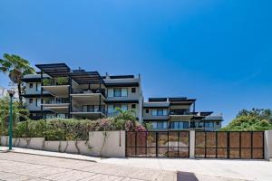 un immeuble d'appartements avec une clôture devant lui dans l'établissement 3033 - Agaves 103, à Santa Cruz Huatulco