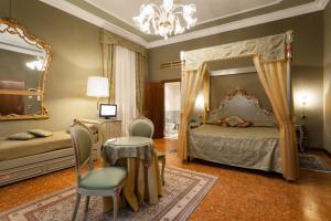 Postel nebo postele na pokoji v ubytování Hotel Al Ponte Mocenigo