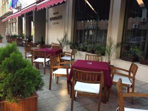 A restaurant or other place to eat at Hotel Dunav