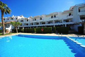 una grande piscina di fronte a un edificio di Orange Park Duplex Familiar Jardin a Benicàssim