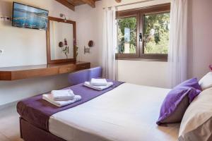 Un dormitorio con una cama grande con toallas. en Villa Mandarin Platanias, en Plataniás