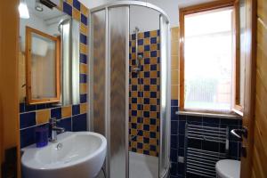 フレジェネにあるCasa Lellaの洗面台とシャワー付きのバスルーム +8枚の写真