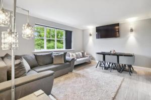 Posezení v ubytování Modern Penthouse Long Stay Free Parking!