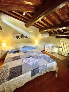 sypialnia z łóżkiem szachowym w pokoju w obiekcie Il Cortile delle Rose Holiday House w mieście Perugia