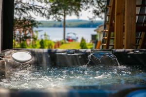 Bazén v ubytování La Vue O-Lac Magog nebo v jeho okolí