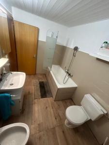 Vannituba majutusasutuses LE TORRENT, duplex au centre, calme avec deux chambres à coucher et terrasse vue montagne pour 4 personnes