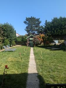 Zahrada ubytování Cosy appartment with access to garden, parking and direct line to Eiffel tower